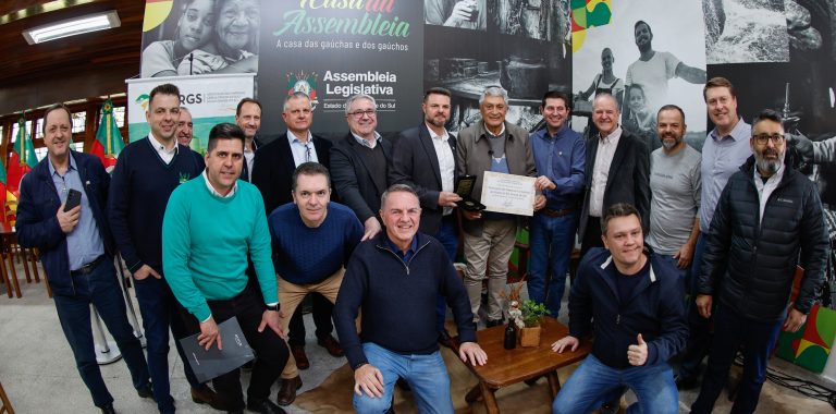 ACERGS É HOMENAGEADA PELO PRESIDENTE BRITO NA CASA DA ASSEMBLEIA, EM ESTEIO